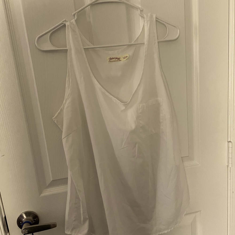 White causal tank top with pocket
